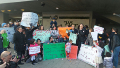 بالفيديو: تظاهرة أمام بلدية تل ابيب للمطالبة بمدرسة ثنائية اللغة بيافا 